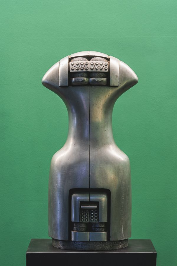 Juan Egenau, Blindaje para un torso, 1973. Aluminio, 67 x 26 cm.
Colección particular.  Foto cortesía del Centro Cultural El Tranque.