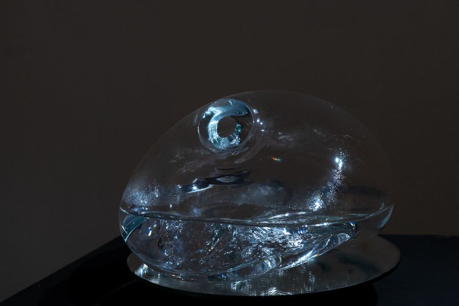 María Naidich, Espectro de roca, 2023. Vidrio soplado, agua, base giratoria, 30 x 22 cm. Cortesía de la artista 