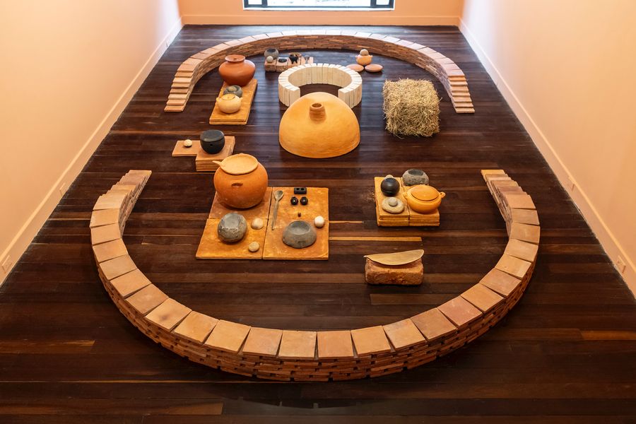 Vista de la exposición “Altares del suelo se animan con fuego”, de Carlos Alfonso, en Casas Riegner, Bogotá, 2024. Foto cortesía de la galería