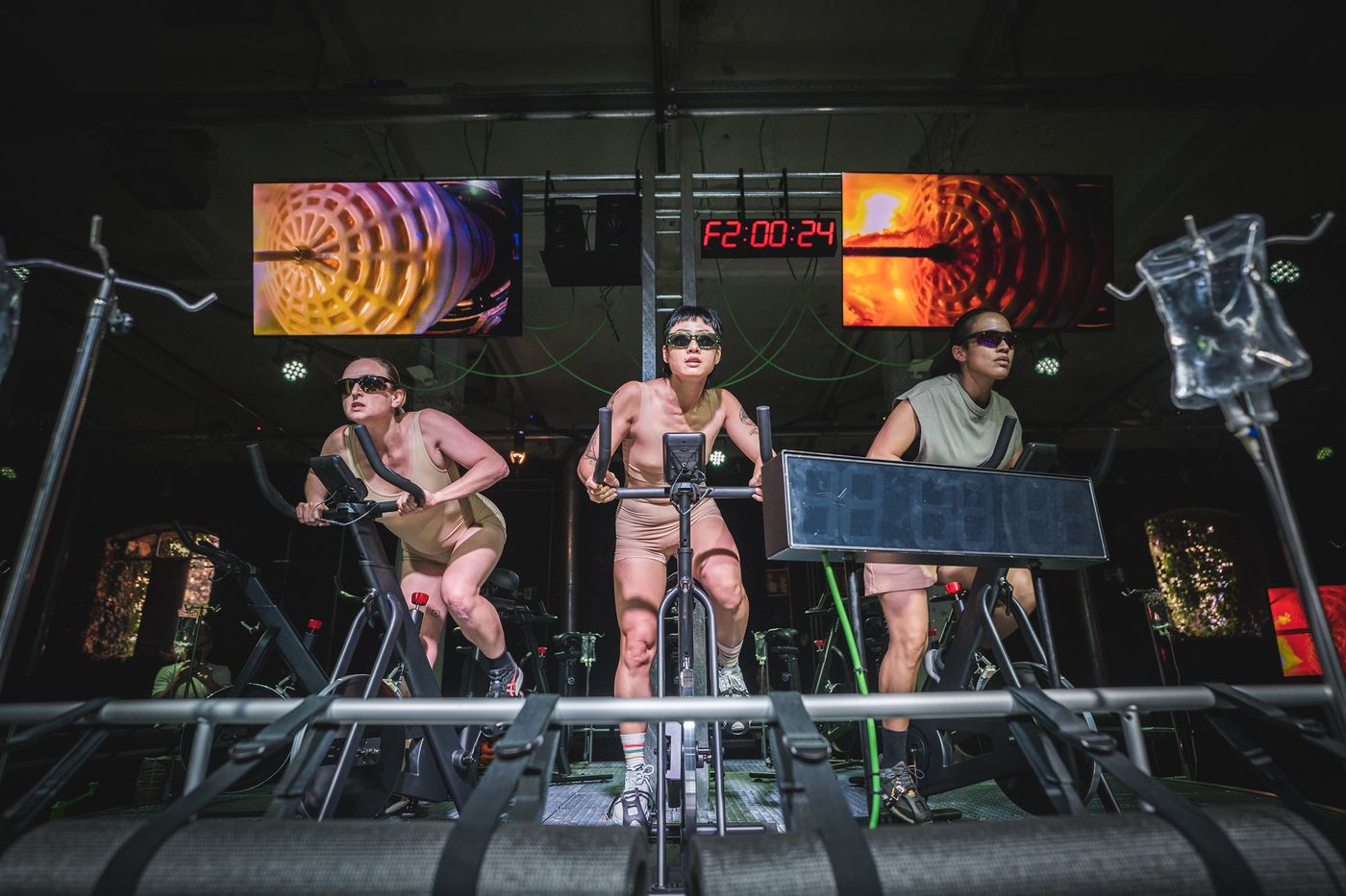 Faster, Higher, Stronger, performance de Mary Maggic en colaboración con Lara Brown y Euyín Eugene. Exposición "Clima Fitness", Matadero Madrid, 2023