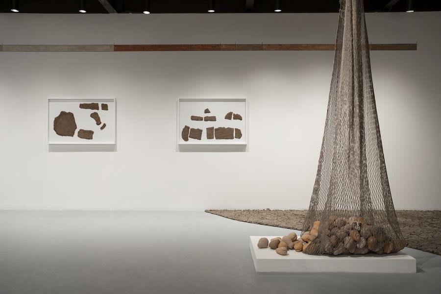 Vista de la exposición “Futuro enterrado”, de Cynthia Gutiérrez, en Plataforma Arte Contemporáneo, Guadalajara, México, 2024. Foto: Luisa Fernanda Gutiérrez.