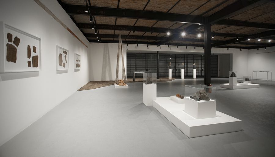 Vista de la exposición “Futuro enterrado”, de Cynthia Gutiérrez, en Plataforma Arte Contemporáneo, Guadalajara, México, 2024. Foto: Luisa Fernanda Gutiérrez.