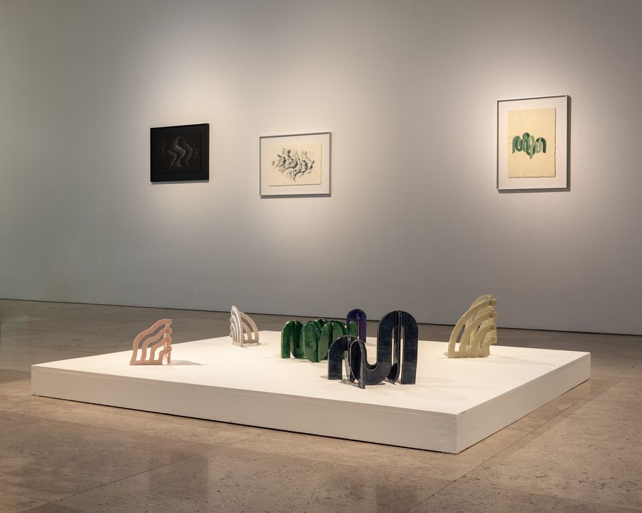 Vista de la exposición "Fosfenia", de Martín Kaulen, en Galería Patricia Ready, Santiago, 2023-2024. Foto Felipe Ugalde