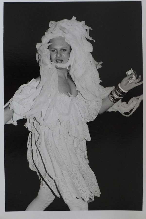 Facundo de Zuviría, Gumier Maier en la Murga de San Telmo, 1988-2023. Fotografía analógica, b&n, 35 mm, digitalizada; impresión actual, 40 x 30 cm. Copia de exhibición. Cortesía del artista y MNBA