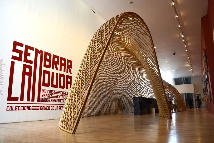 Vista de la exposición "Sembrar la duda. Indicios sobre las representaciones indígenas en Colombia", MAMU, Bogotá, 2023-2024. Foto: Gloria González/BanRep Cultural.