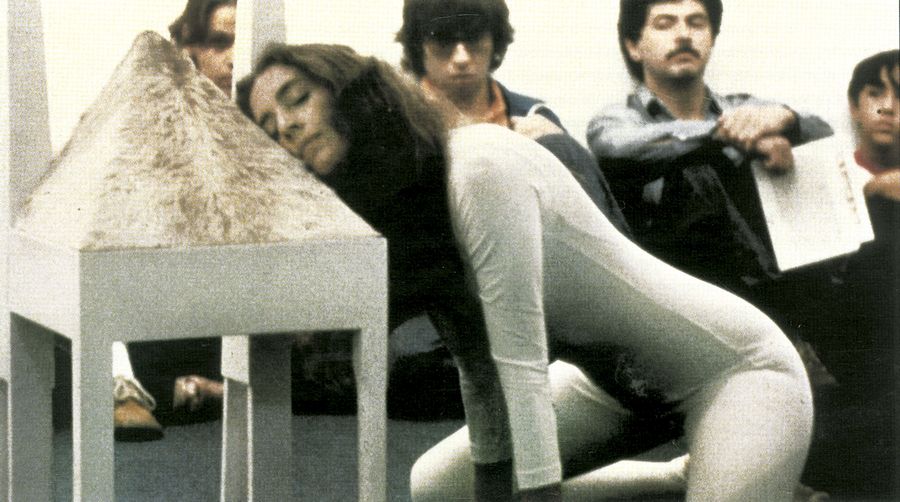 Antonieta Sosa, A través de mis sillas, 1978. Acción en Galería La Trinchera, Caracas. Archivo Antonieta Sosa