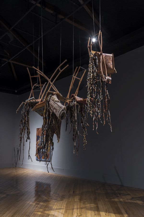 Jenny Jaramillo, Huelo a quemado, 2023. Tres planchadores metálicos, pintura al óleo, ensamble de ramas cubiertas por tela. Foto: Centro de Arte Contemporáneo / Ricardo Guanín
