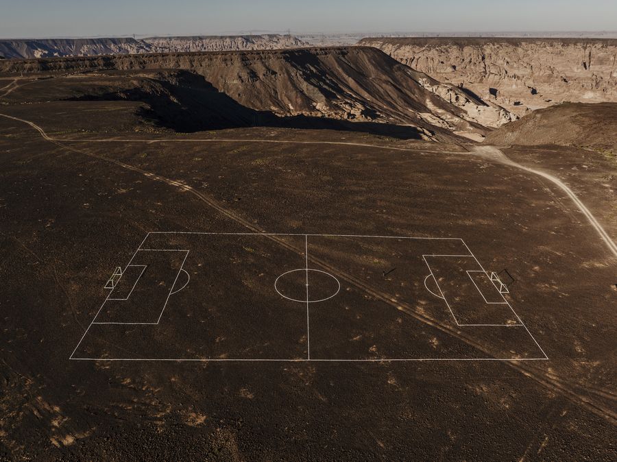 Ayman Yossri Daydban, Un jardín de rocas en forma de campo de fútbol de tamaño natural, Desert X AlUla 2024, foto de Lance Gerber, cortesía de The Royal Commission for AlUl.