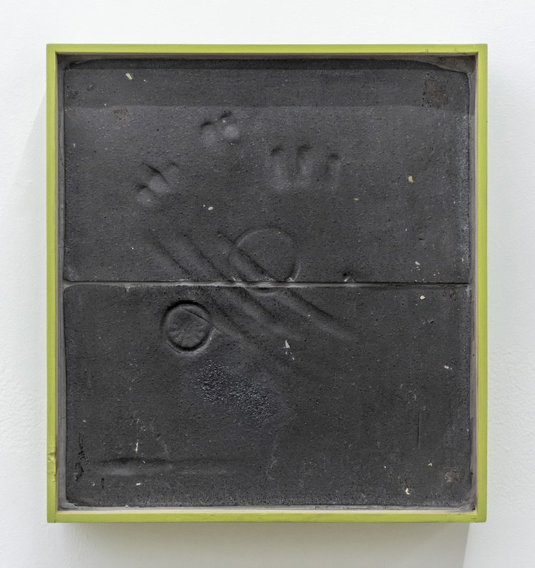 Danielle Kovalski Monsonego, Salero y Pimentero, 2023. Arcilla negra, madera y óleo sobre pino, 36 x 33 x 8.5 cm. Cortesía: SKETCH