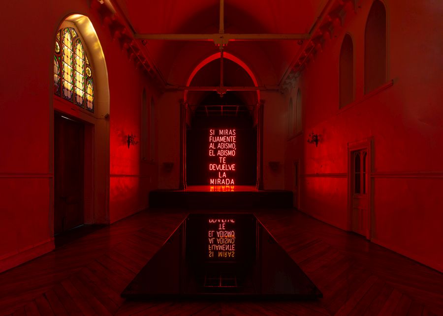 Vista de la instalación Caronte, de José Yisa, en la capilla del Centro Cultural Montecarmelo, Santiago, Chile, 2024. Foto: Felipe Ugalde. Cortesía del artista