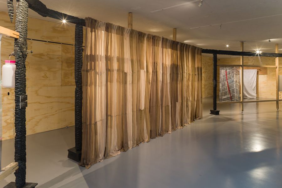 Pia Camil, Velo revelo, 2020. Medias cosidas. Medidas variables. Vista de instalación en el Museo de Arte Carrillo Gil (MACG), CDMX, 2024. Foto: Natanael Guzmán. Cortesía de Pia Camil y Galería OMR
