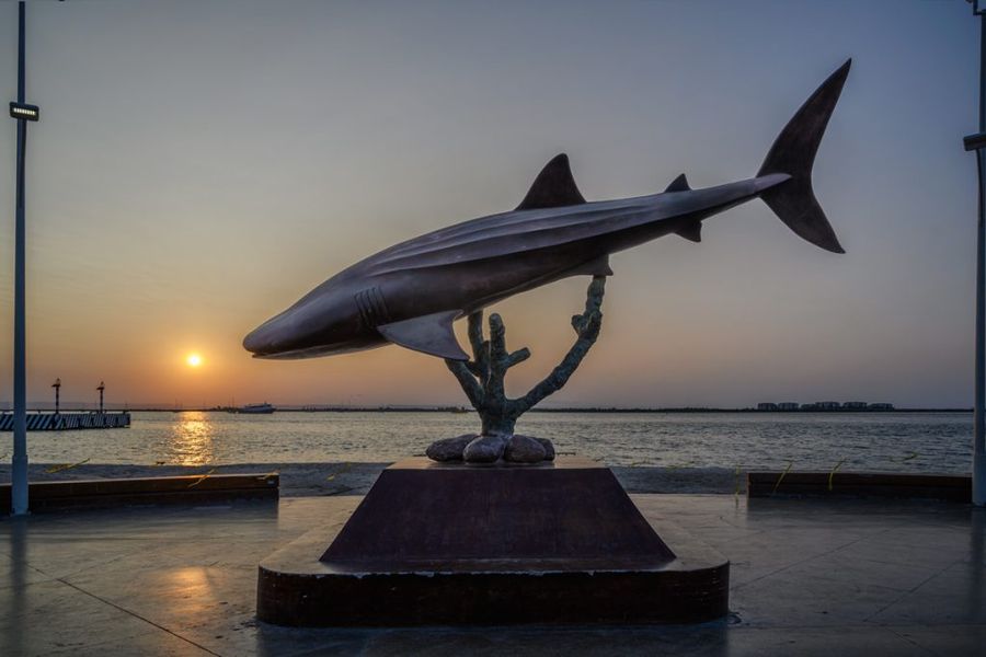 La icónica escultura Tiburón Ballena de Octavio González en el malecón de La Paz, Baja California Sur, México