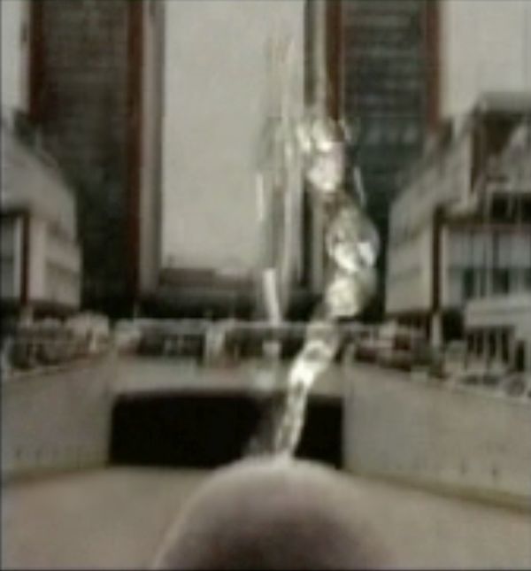 Alexander Apóstol, Golden Tower, de la serie de Caracas Suite, 2003. Still de video. Cortesía del artista y Galería mor charpentier