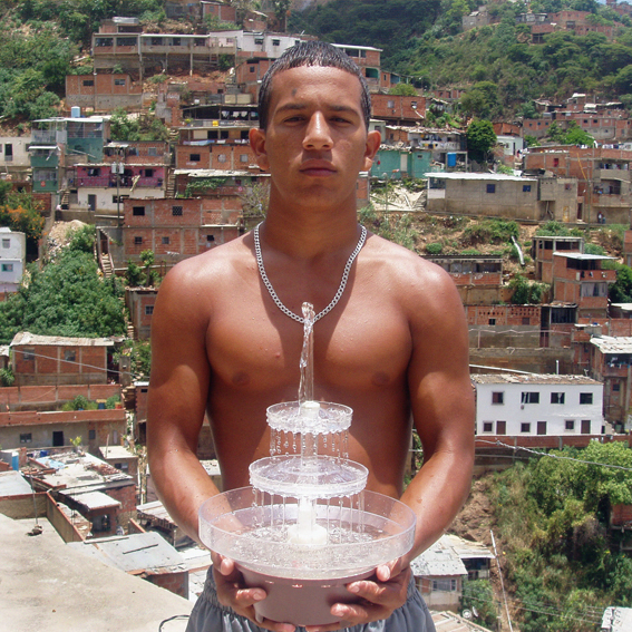 Alexander Apóstol, Them as fountain, 2003, fotografía digital, 100 x 100 cm. Cortesía del artista y Galería mor charpentier