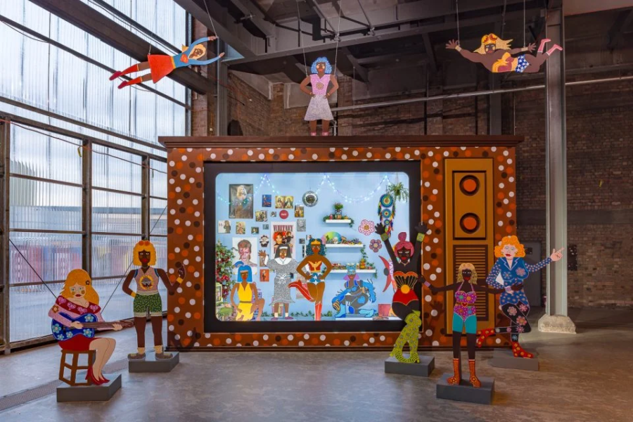 Kaylene Whiskey, Kaylene TV, 2023. Instalación en técnica mixta. Encargo de la Bienal de Sydney y la Fondation Cartier pour l'art contemporain con la generosa ayuda del Gobierno australiano. Foto: Daniel Boud.