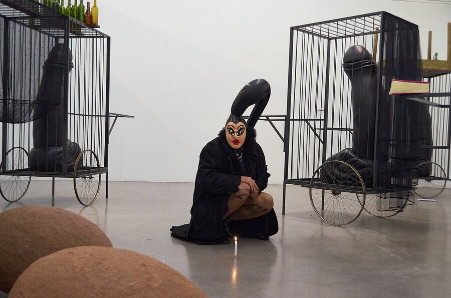 Performance de @fifitango en “Imágenes de mi pan”, muestra de Carlos Herrera & Colectivo Ave Miseria, en Ruth Benzacar Galería de Arte, Buenos Aires, 2024. Foto: @manu.fernandezlopez