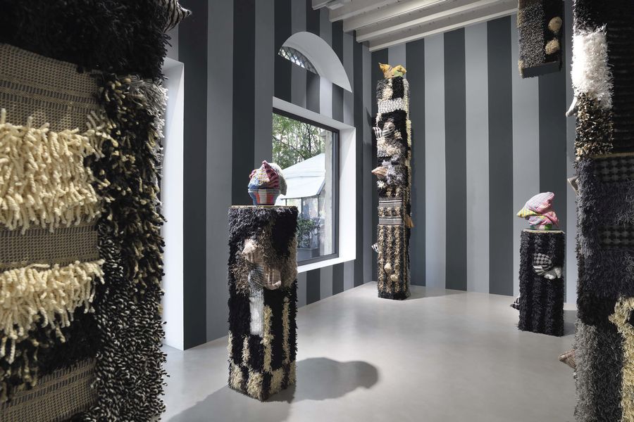 Vista de la exposición “Sarah Zapata: To Strange Ground and High Places”, Galleria Poggiali, Milan, Italia, 2023. Foto cortesía de la galería