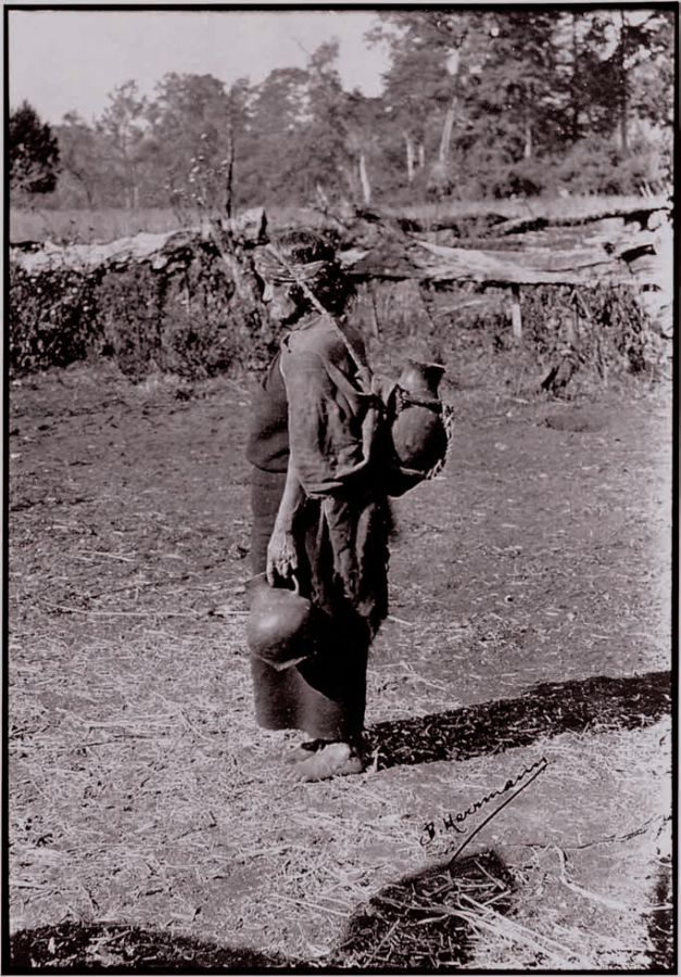B. Hermann. Archivo Museo Mapuche de Cañete. “Mapuche: fotografías siglos XIX y XX. Construcción y Montaje de un imaginario”. Margarita Alvarado, Pedro Mege y Christian Baez (editores). Editorial Pehuen,2021