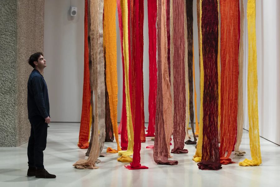 Quipu Austral (2012), de Cecilia Vicuña, en Unravel: The Power and Politics of Textiles in Art, Barbican Art Centre, Londres, 2024. Foto: © Jemima Yong / Barbican