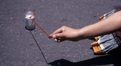 Cecilia Vicuña, Vaso de leche, Bogotá, 1979, impreso en 2002. Impresión cromogénica, 44,5 × 55,9 cm. Fotografía de Óscar Monsalve. Ⓒ y cortesía de la artista