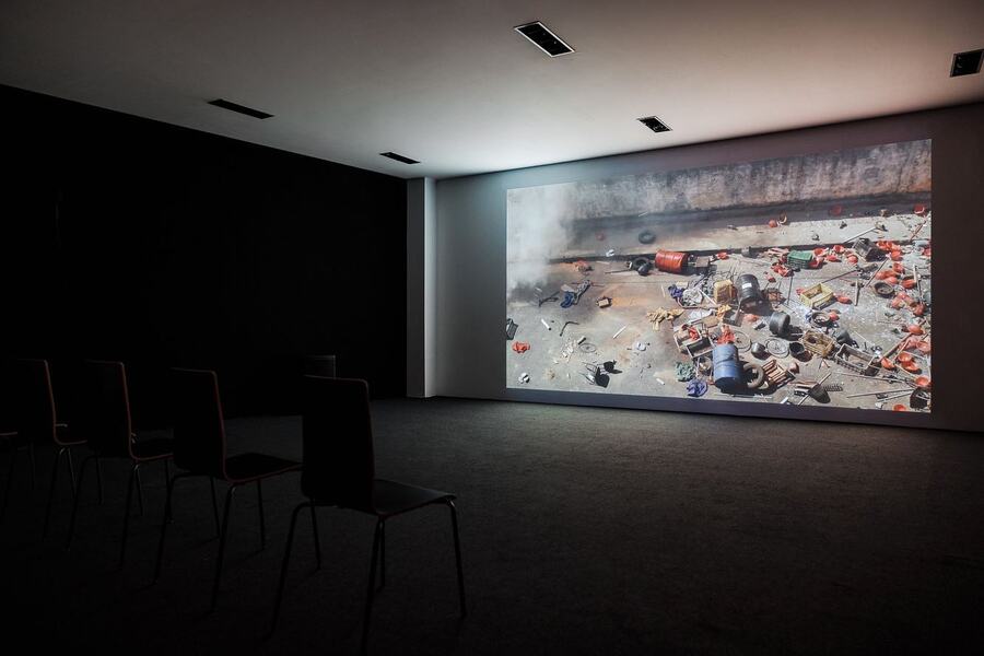 Cinthia Marcelle & Tiago Mata Machado, O século, 2011. Vista de proyección en Neue Kunstverein Wien (NKW), Viena, Austria, 2024. Foto: @kunstdokumentationcom. Cortesía: NKW