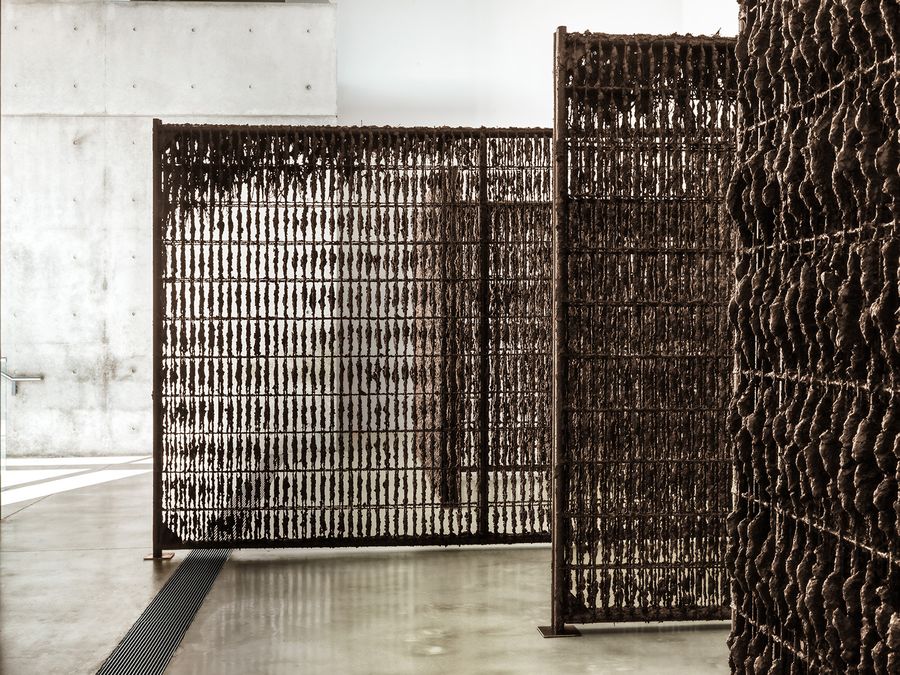 Delcy Morelos, Tejido Terrenal, 2023–24. Tierra, canela, clavos, heno, ladrillos, óxido de hierro y aglutinante acrílico sobre acero. Dimensiones variables © Delcy Morelos. Foto: Alise O'Brien Photography © Pulitzer Arts Foundation y Alise O’Brien Photography
