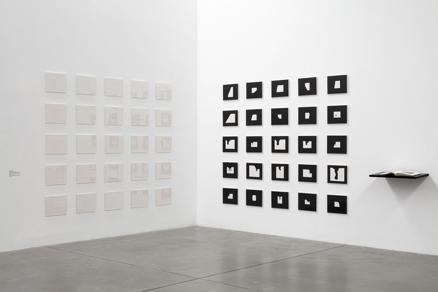 Iñaki Bonillas, Fotografías delineadas, 2005. 25 impresiones en gelatina de plata sobre papel de algodón, 25 dibujos a lápiz sobre papel de algodón, un álbum fotográfico con 25 impresiones, 28 x 35,5 cm cu. Álbum 26 x 27 cm (cerrado), 26 x 55 cm (abierto). Cortesía: Nordenhake