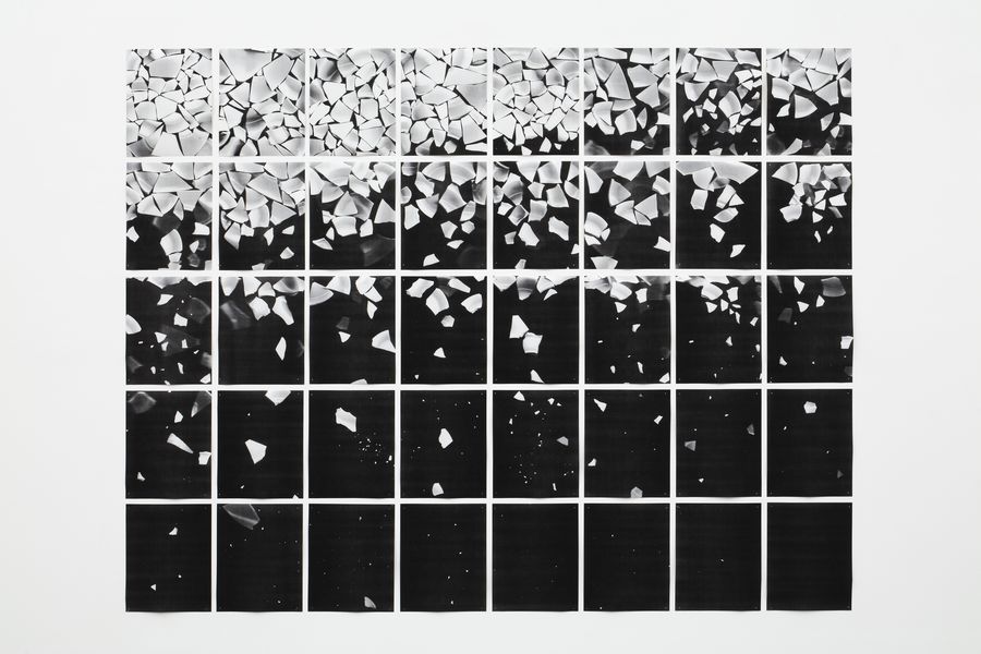 Iñaki Bonillas, La idea del Norte hielos, 2014. Conjunto de 40 impresiones digitales en papel de arroz Hahnemühle, 100 gr., 39 x 31 cm c/u, 199 x 255 cm en total. Cortesía: Nordenhake