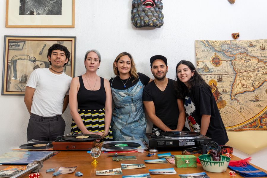 Ana Castella y el equipo de Multipolar durante un ejercicio preliminar a "Curadurías del Shopping", un proyecto de Multipolar.