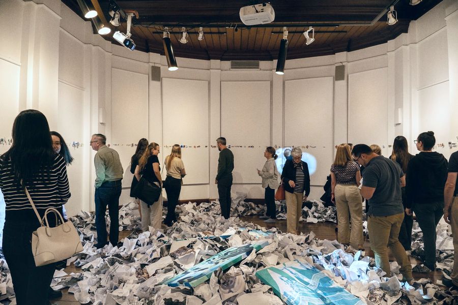 Vista de “Oceanografías sensibles”, de Karla Herencia, en La Galerie de la Alianza Francesa de San José, Costa Rica. Foto cortesía de la Alianza Francesa.