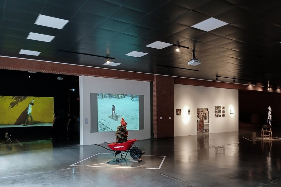 Seccion "Mano de Obra" de la exposición “Calixto Ramírez: Ni de aquí, ni de allá”, Fototeca Nuevo León, México, 2024. Foto cortesía de CONARTE y Calixto Ramírez Studio