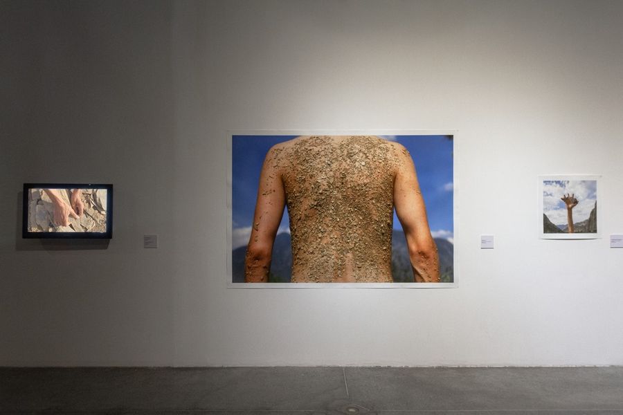 Al centro: Geografía, 2019. Sección "Partes del paisaje" de la exposición “Calixto Ramírez: Ni de aquí, ni de allá”, Fototeca Nuevo León, México, 2024. Foto cortesía de CONARTE y Calixto Ramírez Studio