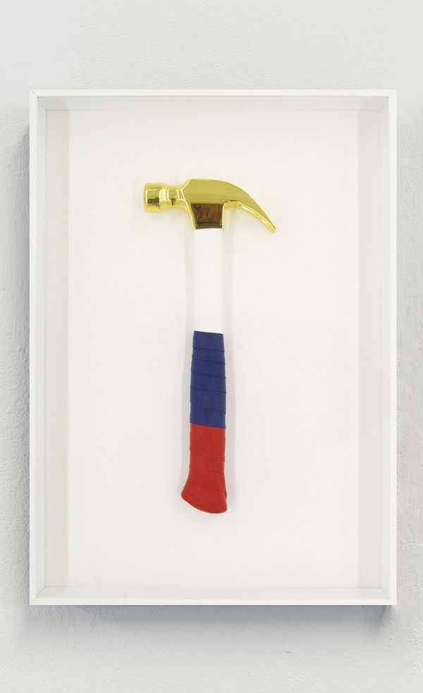 Avelino Sala, Russia as a Hammer, 2018. Martillo cromado y sobregrips enmarcados, 46,5 x 32,5 x 5 cm. Cortesía ADN Galería.