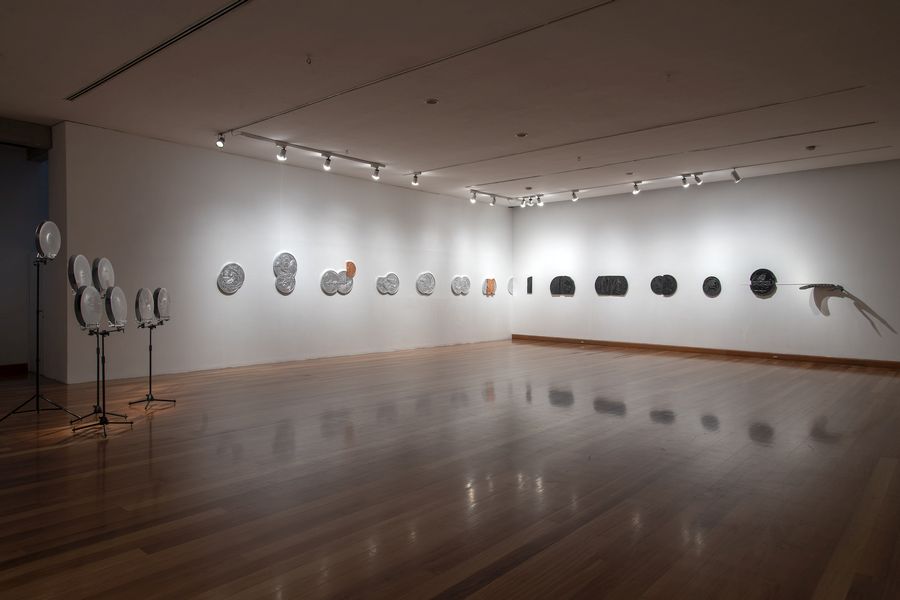 Vista de la exposición “Plata”, de Claudio Correa, en el Museo de Artes Visuales (MAVI UC), Santiago, 2024. Foto: Jorge Brantmayer