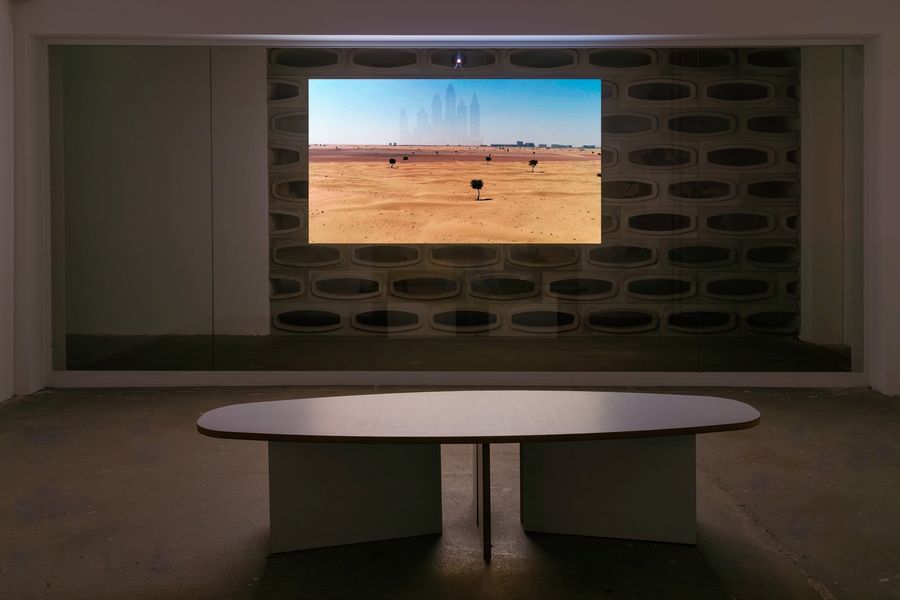 Luiz Roque, Zero, video, 2019. Cortesía del artista y Mendes Wood DM, São Paulo, Bruselas, París, Nueva York © el artista. Vista de la exposición Luiz Roque: Estufa en el Instituto KW de Arte Contemporáneo, Berlín, 2024. Foto: Frank Sperling.