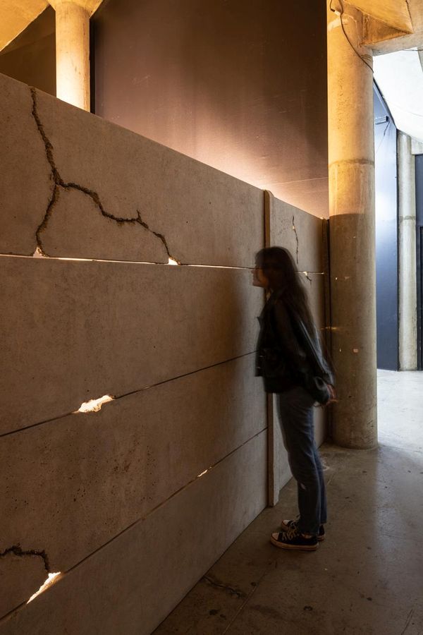 Vista de la exposición “Del espacio quebrado”, de Camila Lobos, Galería Concreta, M100, Santiago, 2024. Foto: Sebastián Mejía