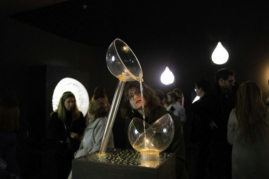 Gyula Kosice, Homenaje a Diyi, 1965. Acrílico (plexiglás), metal, madera pintada, bomba hidráulica y agua. Foto: Felipe Bozzani.