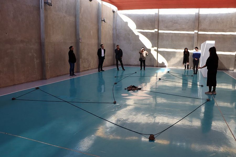 Luisa Ordoñez y participantes de su taller Dos líneas, muchos trópicos: La Tierra y la consideración poética del lugar que ocupamos en ella, 2024. Cortesía: SACO