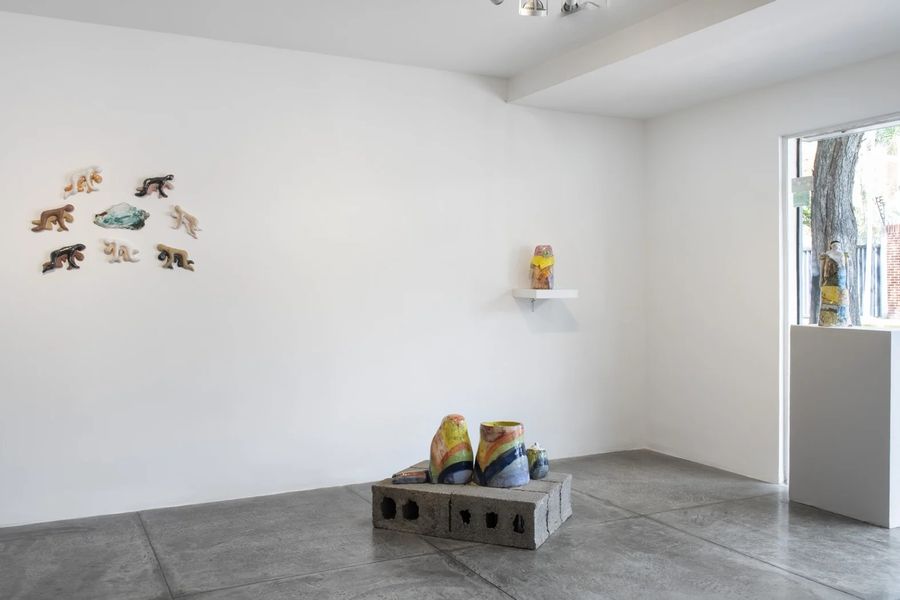 Vista de la exposición Picar la torta, de Manuela Zárate, en Beatriz Gil Galería, Caracas, 2024. Foto: Josselin Chalbaud. Cortesía de la galería