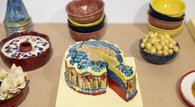 Manuela Zárate, Torta, 2024. Gres, técnicas mixtas, esmalte sobre cubierta de baja temperatura, mayólica y hojilla de oro, 10 x 20 cm de diámetro. Cortesía: Beatriz Gil Galería