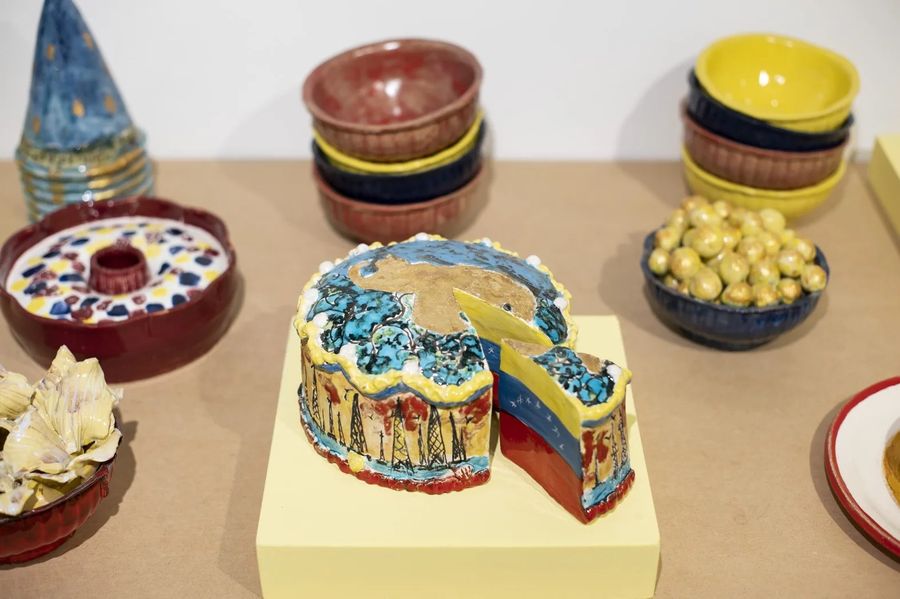 Manuela Zárate, Torta, 2024. Gres, técnicas mixtas, esmalte sobre cubierta de baja temperatura, mayólica y hojilla de oro, 10 x 20 cm de diámetro. Cortesía: Beatriz Gil Galería