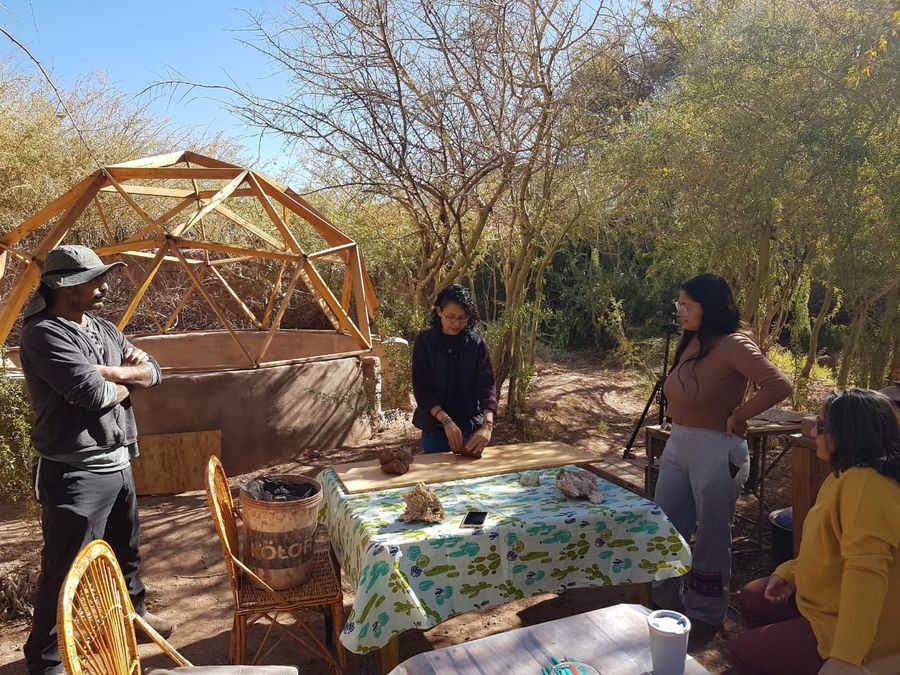 Melissa Guevara durante su taller en la residencia de Antropología y Arqueología, Antofagasta, Chile, 2024. Foto: Verónica Moreno