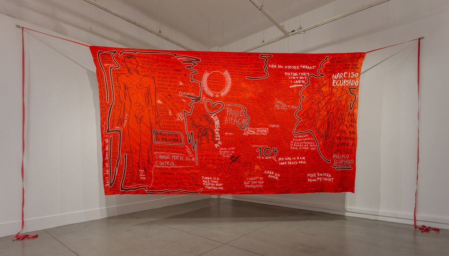 Nicolás Astorga, Nunca seré más joven que ese día, 2022-2024. Bordado y pintura aerosol sobre algodón teñido a mano, 300 x 550 cm. Foto: Felipe Ugalde