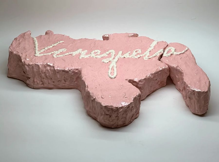 Manuela Zárate, Torta rosada, 2024. Gres, placa, esmaltes de baja temperatura y esmalte de uñas, 31 x 49 cm. Cortesía: Beatriz Gil Galería