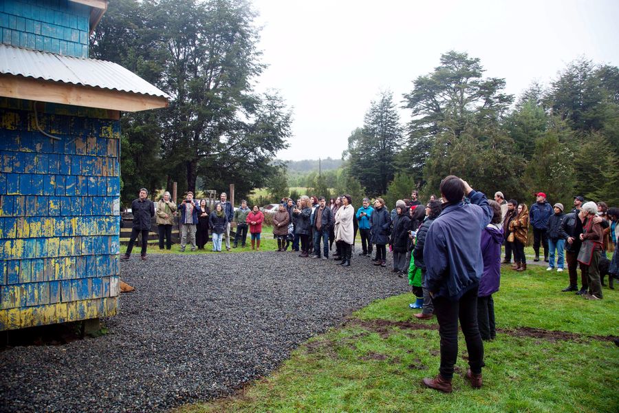 Inauguración de la exposición Mar Interior, de Clara Yáñez y Guillermo Grez. La Capilla Azul, Comarca Contuy, Chiloé, Chile, 2023. Cortesía