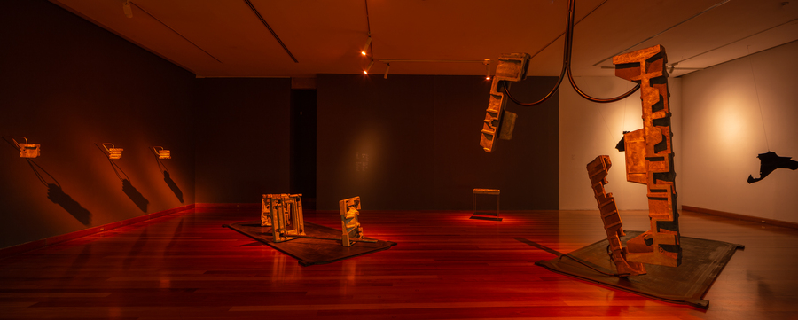 Macarena Cuevas: Materia Muerta, Encontrada de Luz. Vista de exposición en el MAVI UC, Santiago, 2024. Foto: Felipe Ugalde