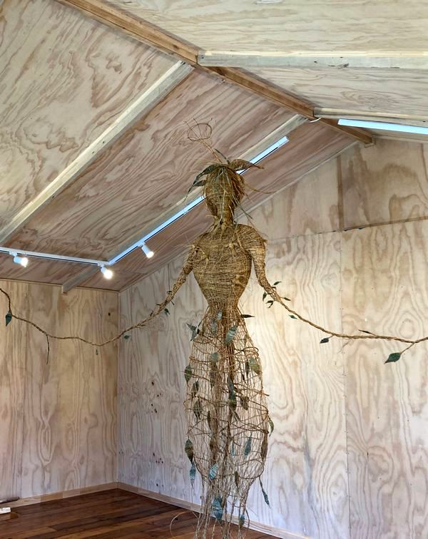 Obra de Raquel Aguilar en la muestra Somos Raíces, junto a Voluspa Jarpa y Violeta Molineux. La Capilla Azul, Comarca Contuy, Chiloé, Chile, 2024. Cortesía