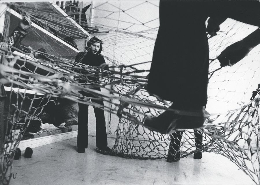 Lygia Clark, Rede de Elásticos, 1974. Foto: Patrice Morere. Cortesía de la Asociación Cultural O Mundo de Lygia Clark