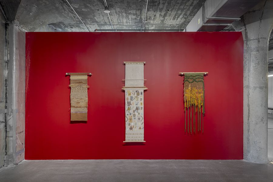 Angélica Serech, Alma, 2020; Raxq'ab' (Rocío), 2023; Nu rach'ulew (Mi tierra), 2022. Bienal de Arte de Toronto. Cortesía de la artista. Fotografía: Toni Hafkenscheid.