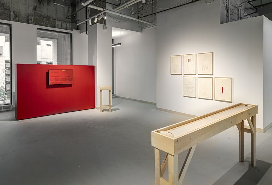 Cecilia Vicuña, Futur.O, 2024. Una instalación en cuatro partes. Documentado: 12 libros para la resistencia chilena, 2013; Un cambio de conciencia, 2024. Bienal de Arte de Toronto, 2024. Cortesía de la artista y Lehmann Maupin, Nueva York, Seúl y Londres. Fotografía: Toni Hafkenscheid.